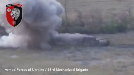 Un tanque ruso se disfraza de granero y a continuación cae en la trampa explosiva de Ucrania