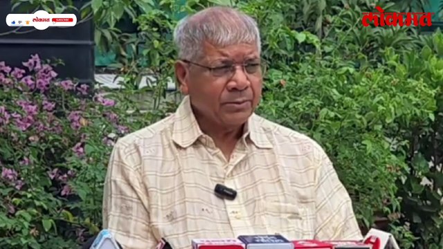 पोलीस कर्मचाऱ्यांच्या मांडीला गोळी लागलीच कशी? प्रकाश आंबेडकरांचा सवाल