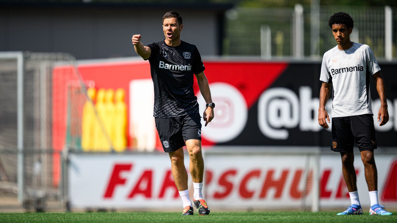 Er hat es noch drauf: Xabi Alonso trifft genau den Mittelpunkt