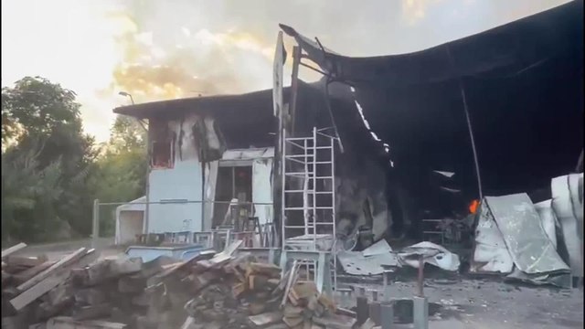 Il video del cantiere navale distrutto dal rogo: fumo e fiamme a Fiumicino