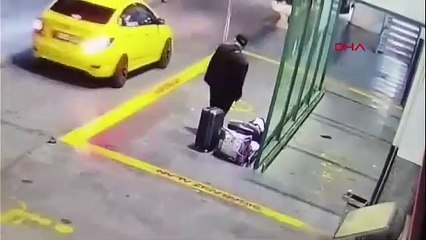 Arkadaşını çekiçle öldürüp eğlence mekanına gitti