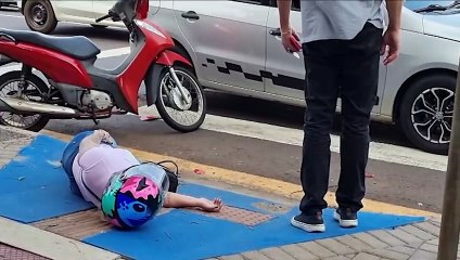 Engavetamento entre duas motos e um carro deixa mulher ferida no Centro
