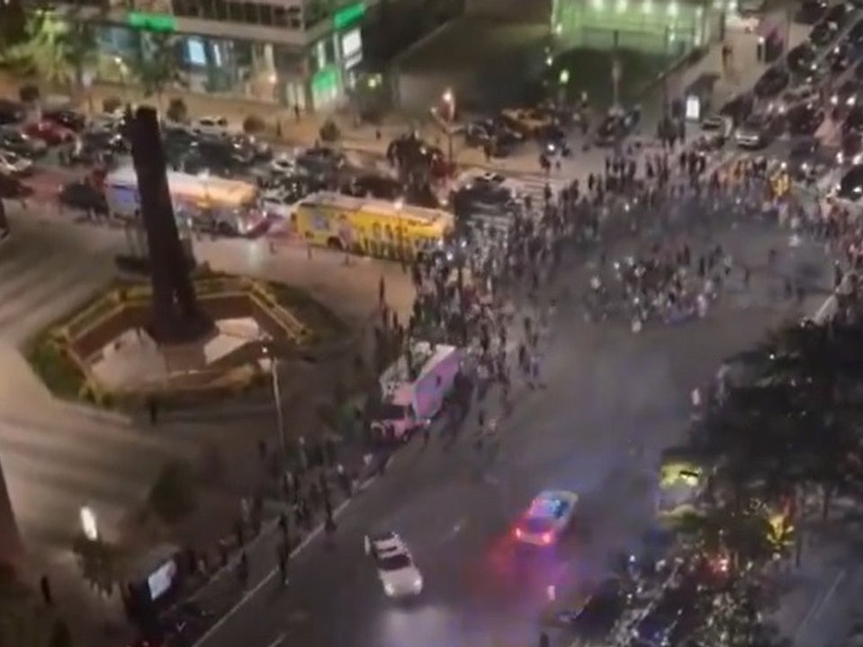 Wilde Szenen: Autoraser stürzen Stadt ins Chaos