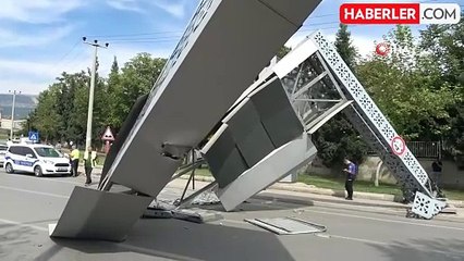 Kahramanmaraş'ta Yön Tabelasının Devrilmesi Facianın Eşiğinden Döndü