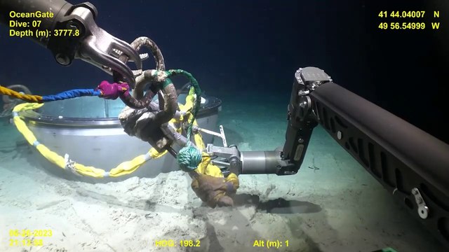 Il robot recupera i resti del sommergibile Titan a 3.700 metri di profondità