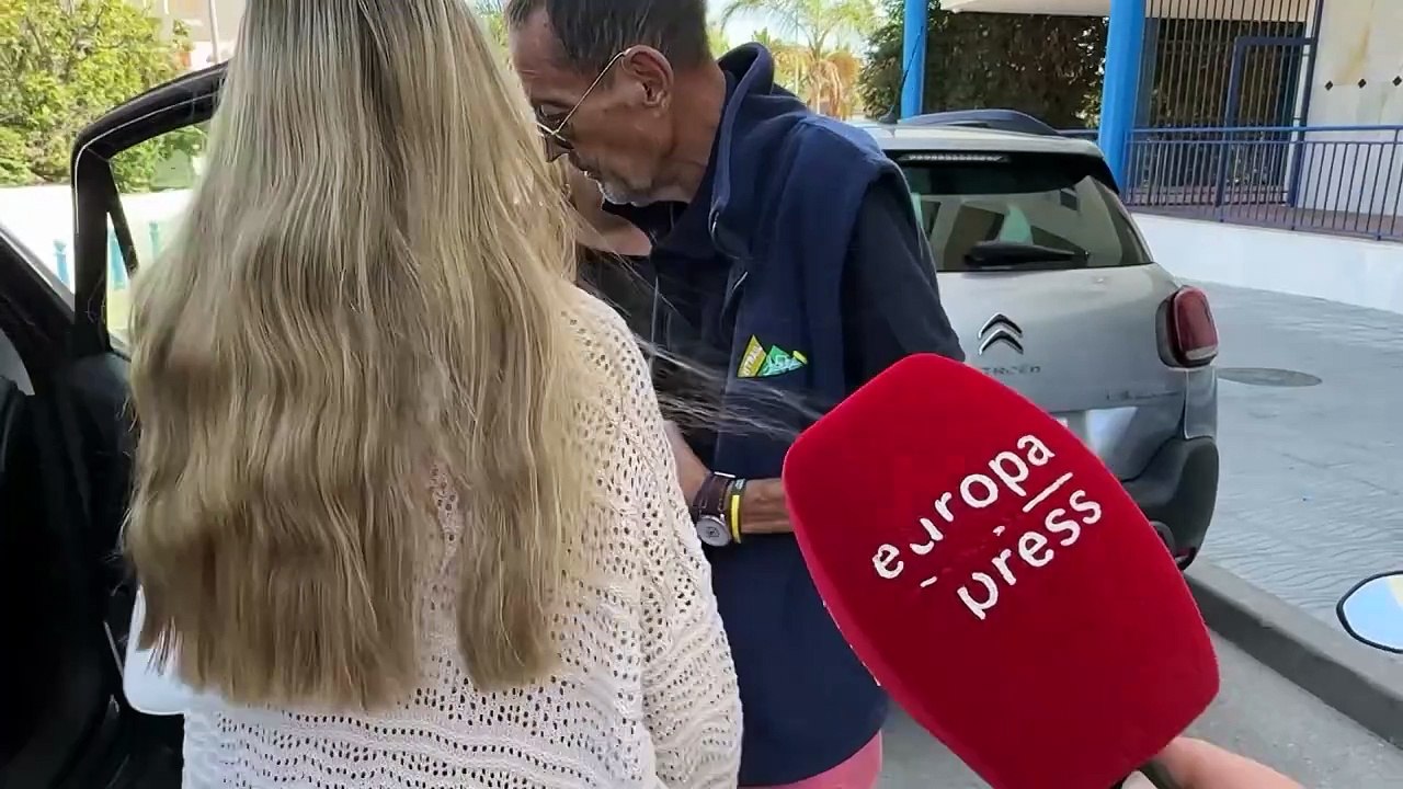 Mayte Zaldívar y sus hijas, rotas de dolor en el tanatorio de Julián Muñoz