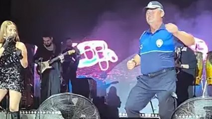 Derya Uluğ söyledi, sahneye davet ettiği zabıta memuru oynadı