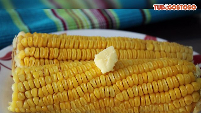 Milho-verde cozido no micro-ondas