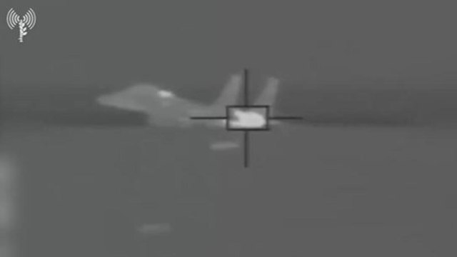 Aerei israeliani bombardano il Libano: il video dell'operazione in cui hanno sganciato 2.000 ordigni