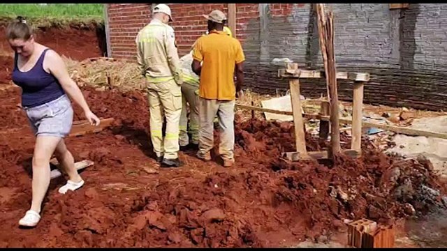 Após longo trabalho, bombeiros resgatam cachorrinho que caiu em buraco de obra no Esmeralda