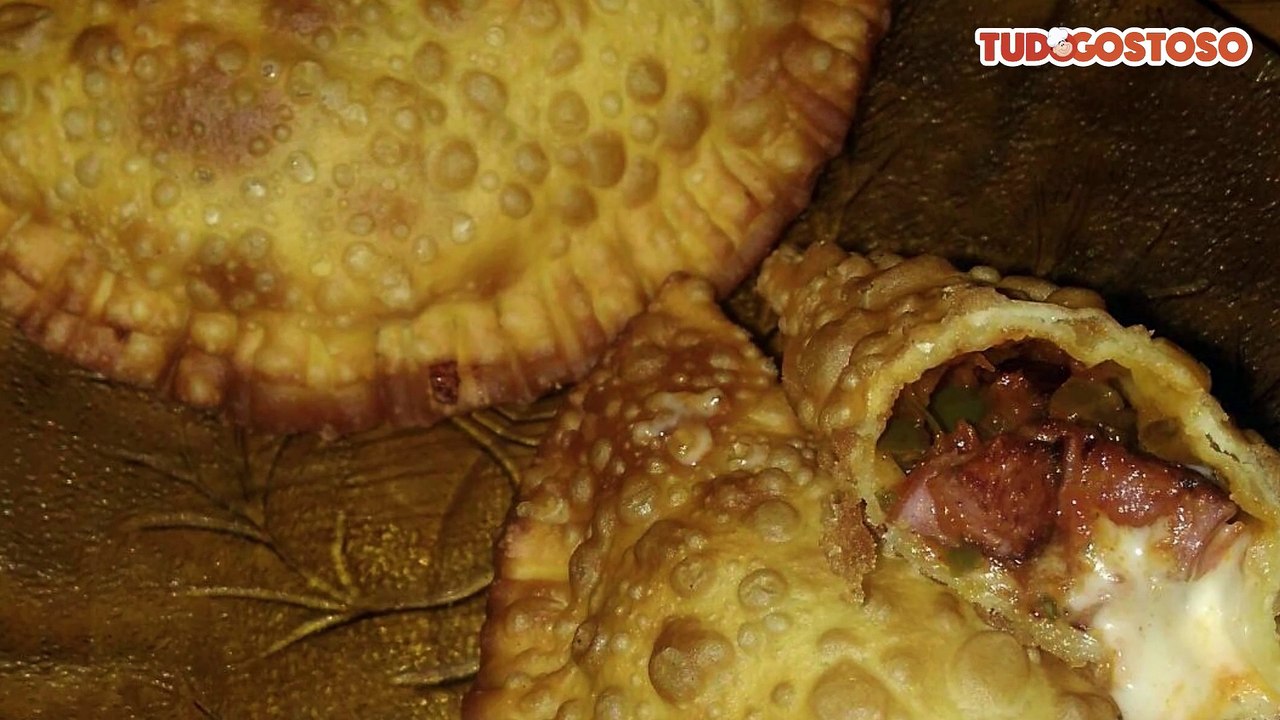 Pastel de calabresa com requeijão