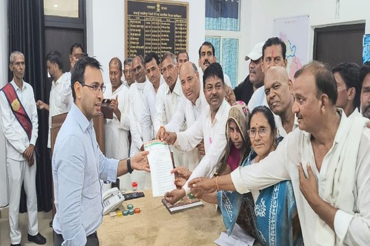 sawaimadhopur...मांगों को लेकर सडक़ों पर उतरे कांग्रेस कार्यकर्ता, निकाला जुलूस