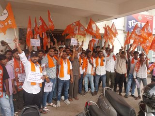 सूखे नशे के विरुद्ध सख्त कार्यवाही करने की मांग को लेकर थाने पहुंचे ​शिव सैनिक