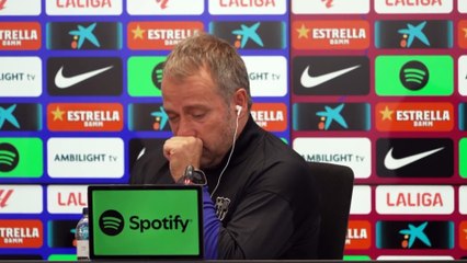 Flick embêté par une toux persistante en conférence de presse