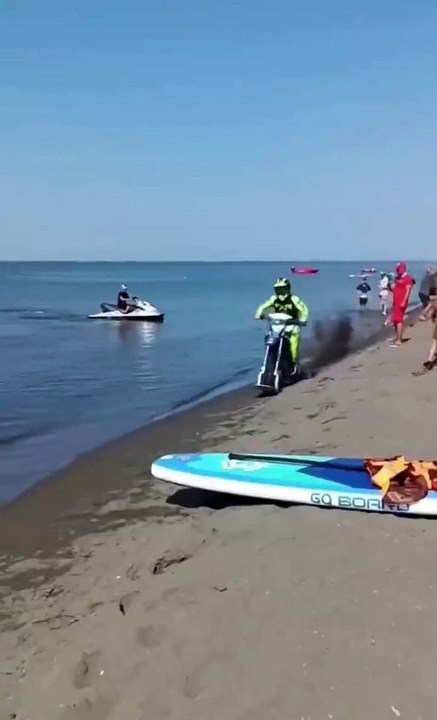 Pas très écolo cette moto qui roule dans l'eau !