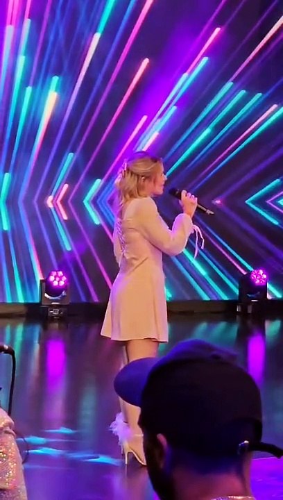 Coty Romero con un look parecido a Laurita Fernández, Coty Romero debutó en la pista