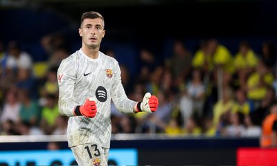 فليك يؤكد ثقته في حارس مرمى برشلونة إينياكي بينيا