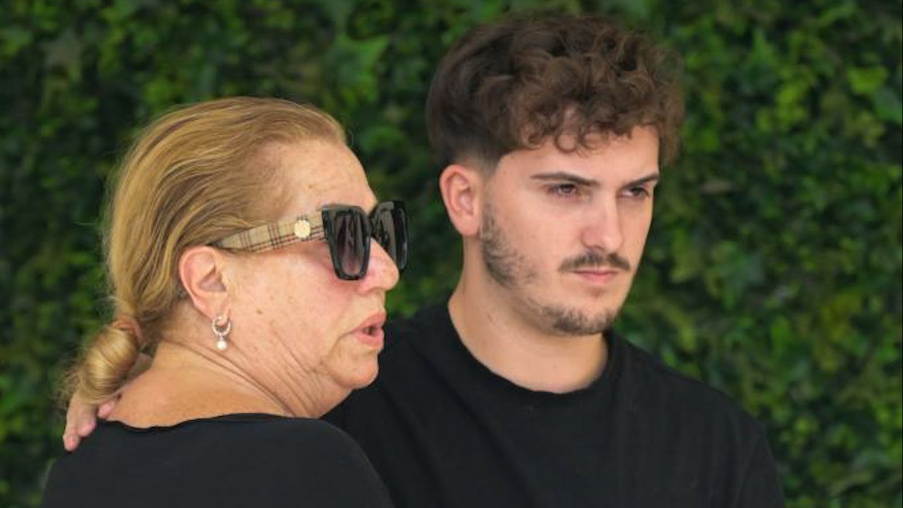 Mayte Zaldívar y sus hijas, rotas de dolor en el tanatorio de Julián Muñoz