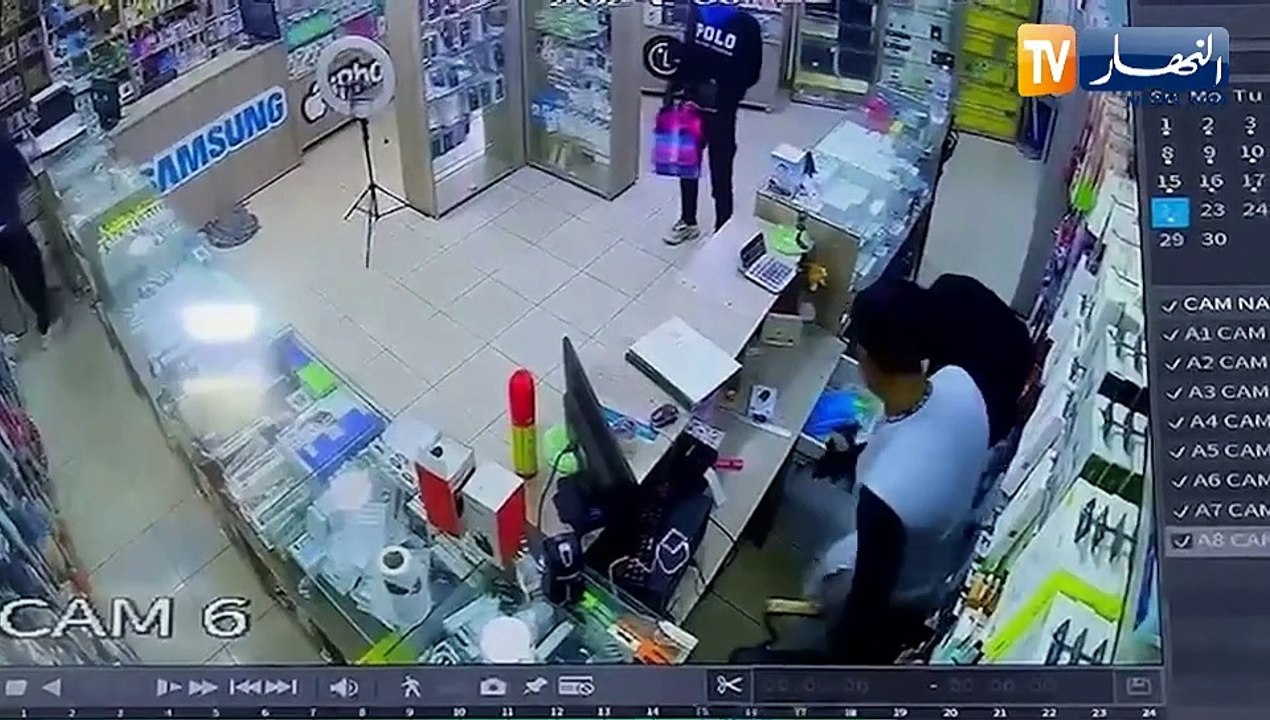 النهار ترندينغ : إعتداء بالسيوف في وضح على محل لبيع الهواتف النقالة بتندوف وفيديو مؤثر لطفلة صغيرة بجانب قبر والدتها يوم الدخول المدرسي