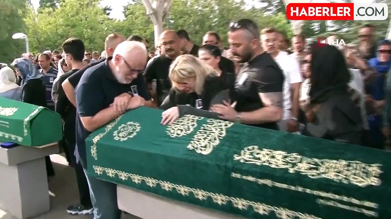 Ünlü makyaj sanatçısı son yolculuğuna göz yaşlarıyla uğurlandı
