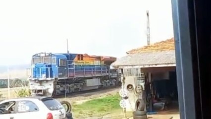 Pessoas se juntam, empurram carro em linha férrea e evitam catástrofe, no Paraná