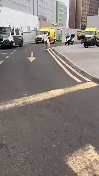 Exteriores de urgencias del HUNSC lleno de colillas