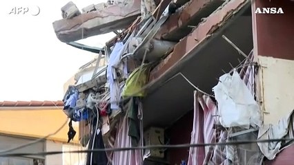 Télécharger la video: Libano, raid israeliano su un edificio nella periferia sud di Beirut: sei morti