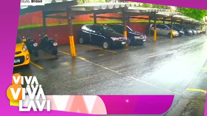 Techo de un estacionamiento se derrumba sobre 20 autos
