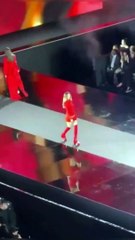 Download Video: Belinda se cayó en plena pasarela de París