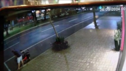 Homem é flagrado pegado vasinhos de flores em frente à empresa na Avenida Brasil