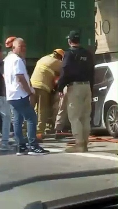 Policial civil morre após viatura que dirigia colidir com caminhão na Rodovia Washington Luís