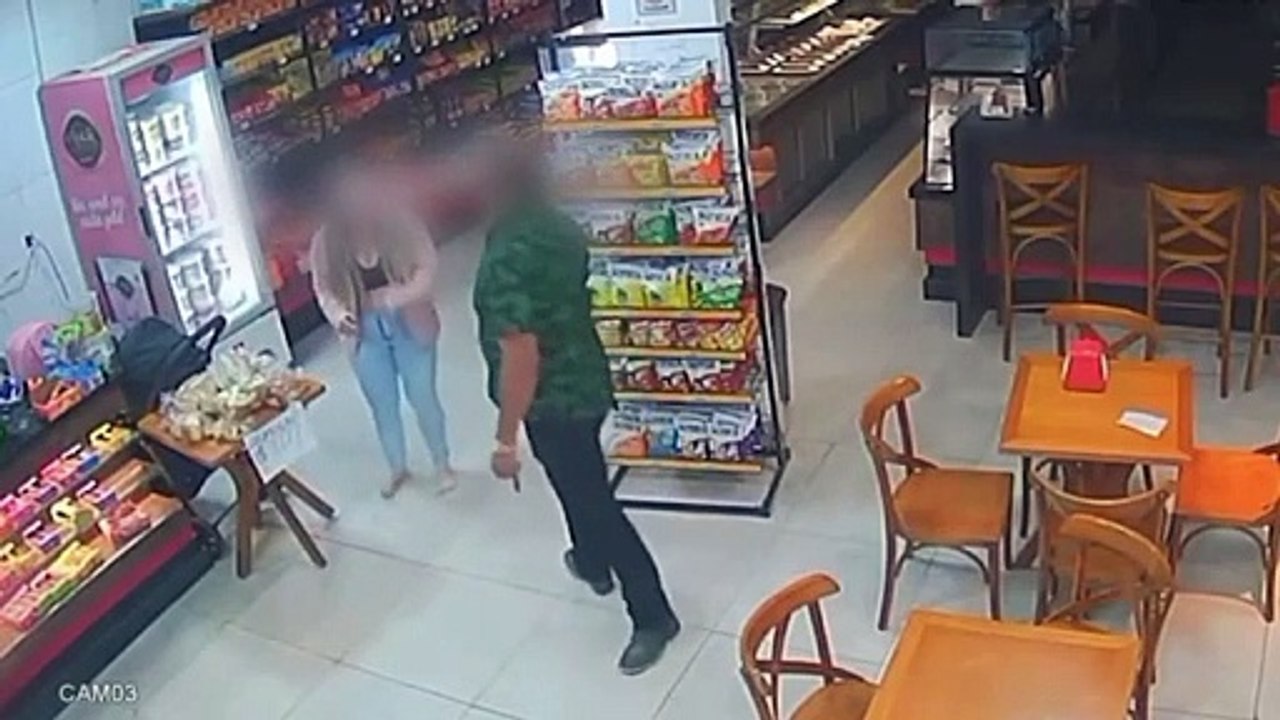 Empresário é filmado esganando a própria mulher dentro de padaria
