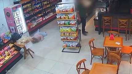 Vídeo chocante mostra empresário agredindo esposa em padaria 