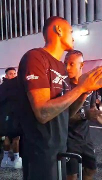 Torcedores recebem delegação do Botafogo antes de embarque para São Paulo