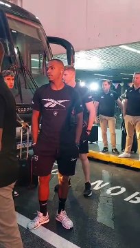 Torcedores recebem delegação do Botafogo antes de embarque para São Paulo