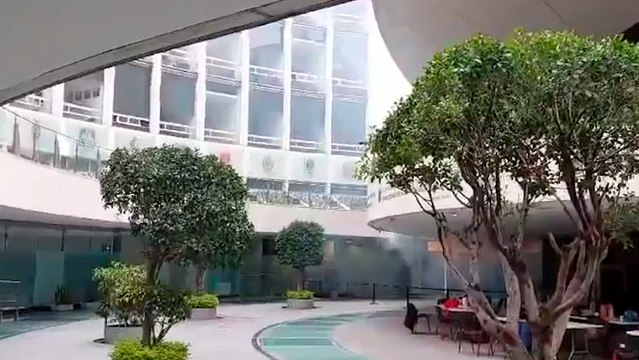 Familiares de normalistas de Ayotzinapa lanzan petardos al Senado de la CDMX a 10 años de su desaparición