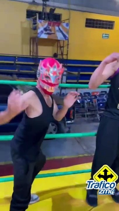 Sandokán II, luchador mexicano emblemático entrena a varios jóvenes en la Arena Jalisco
