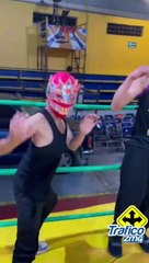Sandokán II, luchador mexicano emblemático entrena a varios jóvenes en la Arena Jalisco
