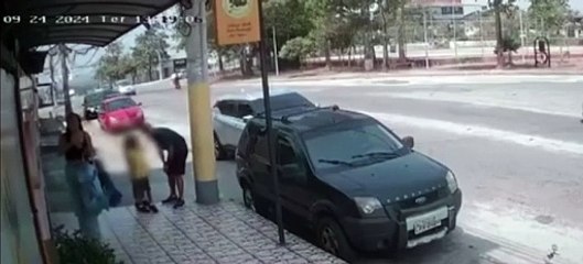 Câmera de segurança registra momento em que PM é baleado após deixar filhos na escola