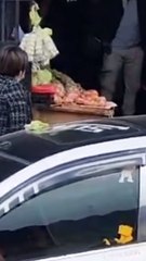 Mujeres se pelean con lechugas y cebollas dentro de mercado en Copán