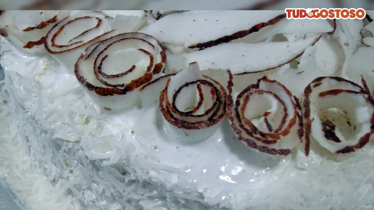 Bolo de coco com ameixa