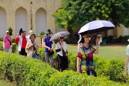 Mosam : जयपुर में उमस व गर्मी से बेहाल, लोग हो रहे पसीने से तरबतर