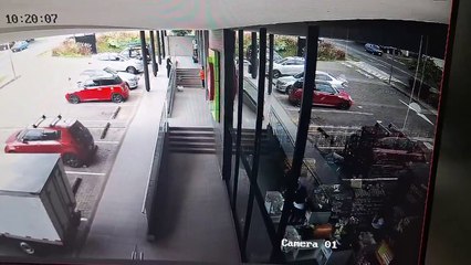 ext-Así fue como adulta mayor se incrustó con todo y carro a local en Curridabat-240924