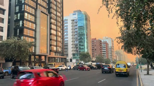 Quito enfrenta una situación “crítica” a causa de cinco incendios forestales simultáneos