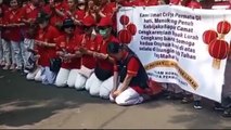 Ratusan umat Cetya Permata dihati mendatangi kelurahan Cengkareng, mereka memohon kepada Camat dan lurah agar viharanya tidak ditutup