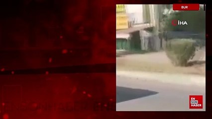 Bursa’da kaputu açık ilerleyen otomobil görenleri şaşkına çevirdi