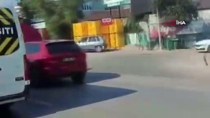 Bursa’da kaputu açık ilerleyen otomobil görenleri şaşkına çevirdi