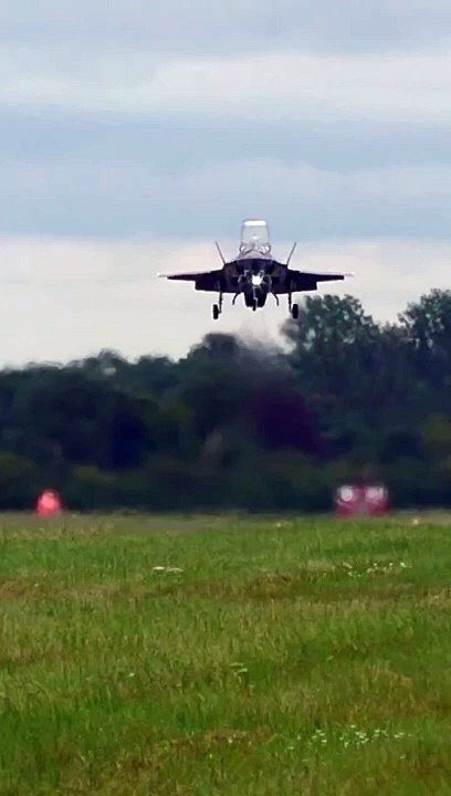 Stunning F-35 Full Stop Followed by Take Off on Same Runway ✈️