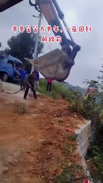 Tirez un impressionnant engin de chantier avec un petit câble ! Une expérience audacieuse à ne pas manquer !