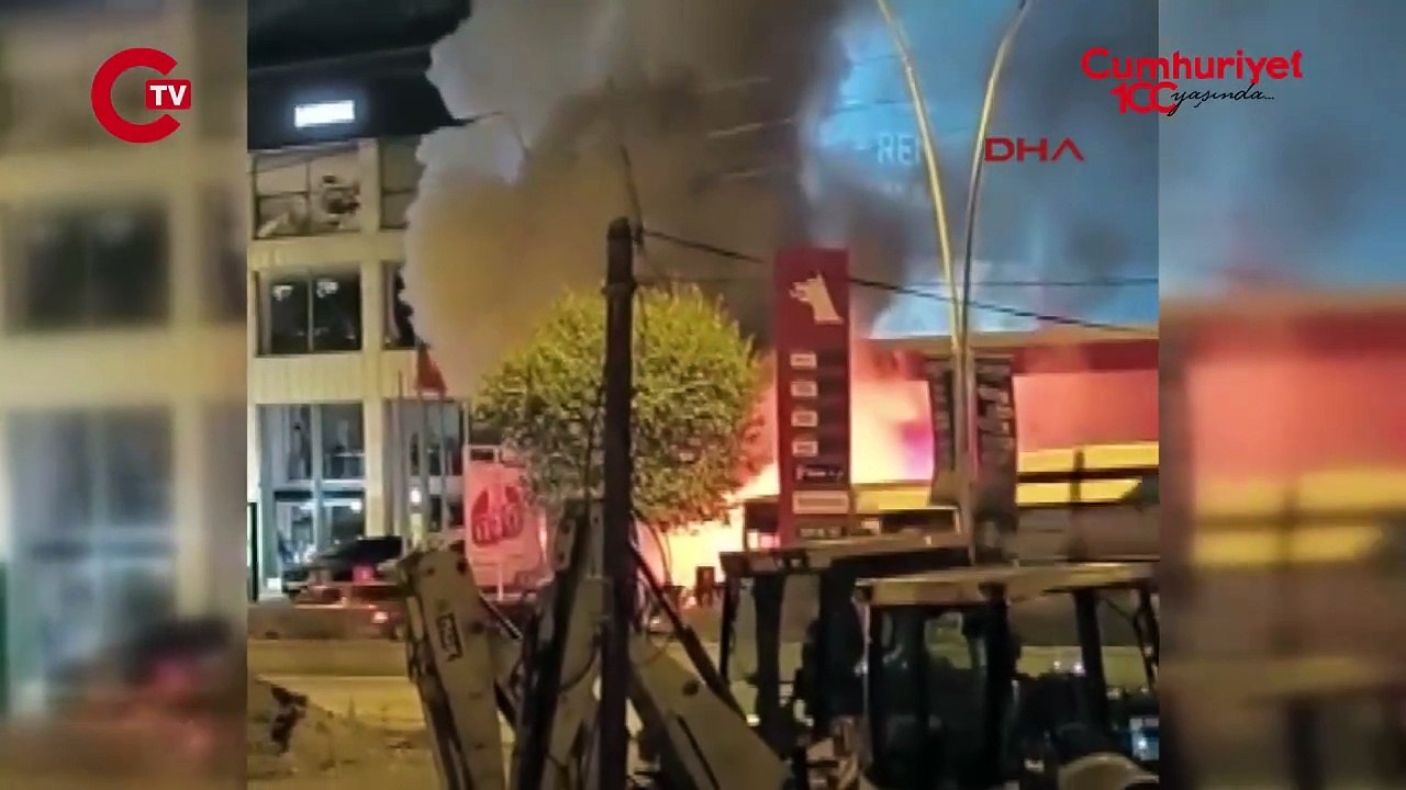 Akaryakıt istasyonunda panik anları Otomobil alev alev yandı!